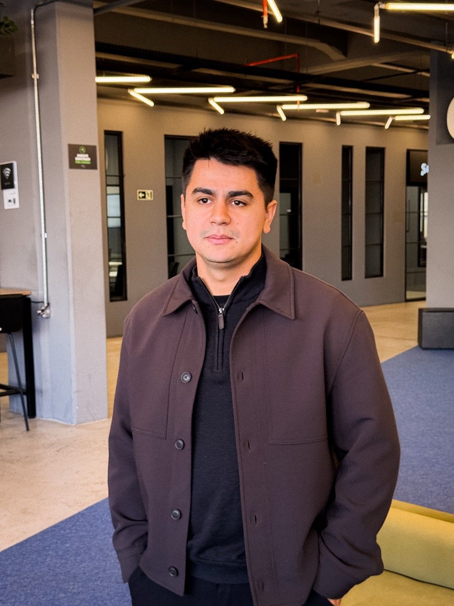 Vinicius Santos em ambiente de coworking